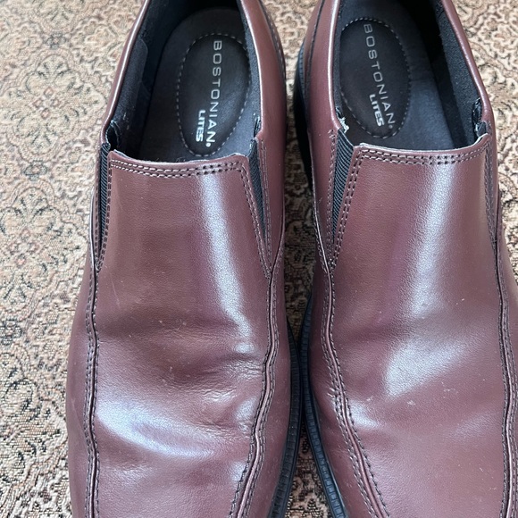 Bostonian Men's Brown Leather Loafers/slip ons.  Like new with minor wear onheel - Picture 1 of 3